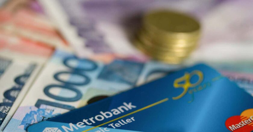 Unforgeable quantum money can be stored in an ultracold ‘debit card’